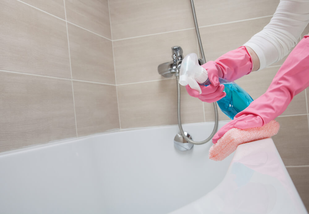 バスルームの掃除の仕方の手順で掃除をする女性
